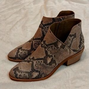 VINCE CAMUTO BRAND SNAKESKIN PATTERN LEATHER UPPER BOOTIES size 8